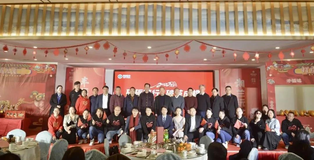 湘豐集團(tuán)主要領(lǐng)導(dǎo)和嘉賓與部分演職人員合影.jpg